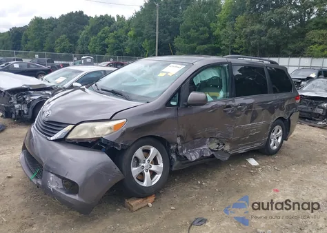 2013 Toyota Sienna Le V6 8 Passenger z USA, uszkodzony, nr VIN 5TDKK3DC2DS340181